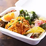 ♦おトクなタイムセール品♦ 日替わりおかずのっけご飯4〜6品のせ ※写真はイメージです。（サロンゴ・カフェ）