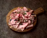 低温調理した自家製ローストビーフ Homemade roast beef cooked at a low temperature（pizzeria＆bar La Don Na）