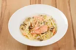 スモークサーモンとほうれん草のクリームソース・パスタ（"生パスタ専門店"東京チキンボーイ新宿十二社通り店 (ワイガヤ新宿十二社通り店)）