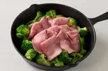 【低糖質】ローストビーフ80gとブロッコリー200g Roast Beef ＆ Broccoli（ワイルドステーキ＆ジム飯 ブロビー 南4条西店）