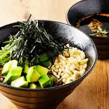 ワシワシガシガシ食べる！ ラー油つけ蕎麦+アボカド（太くて硬い蕎麦を、ワシガシ食べる！新感覚！ラー油つけ蕎麦 土佐堀佐々木）