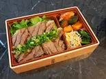 黒毛和牛 上ロース弁当 ～ネギ塩味(ガーリック風味)～（焼肉 飛車角 横浜天理ビル店）