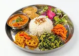 ベジミールズ(豆カレー、野菜カレー、おかず三種、バスマティライス、サラダ、パパダン)（MEALS＆ROTTI by PAHANA）