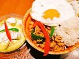 グリーンカレー丼(ガパオ乗せ)目玉焼き乗せ	Green curry bowl (gapao topped)fried egg on top（タイ料理の丼専門店。NIPPON ガパオ！水道橋店）