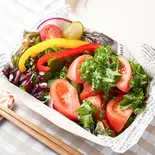 選べるドレッシング新鮮トマトとケールの10種野菜サラダ（クリームシチュー専門店 Steww＆Co. 神田淡路町店）