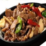 牛肉とキノコの黒胡椒炒め（三国の宴）