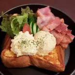タマゴサラダとベーコンのサラダ風もっちりフレンチ(ワンズハウス)