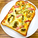 キノコとベーコンのピザトースト（パンとスープ。Cafe Karanos[カラノス]）