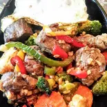 柔らか赤身のテンダーロインさいころステーキ＆肉汁溢れる手ごねハンバーグステーキ（肉バル ヒッキーズ）