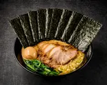 特上ラーメン(チャーシュー4枚、ほうれん草、薬味ネギ、海苔9枚)（横浜家系ラーメン まこ家 大森店）