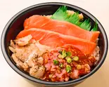 サーモン旨辛ねぎとろ炙りアブラカレイ丼 (97)（魚丼 中村橋駅北口店）