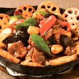 牛肉とレンコンの鉄板料理(铁板莲藕牛肉)（逸品火鍋 四季海岸）