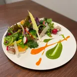32種の採れたて野菜のサラダ（めがね食堂à la gri）