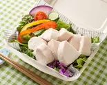 かなりしっとり鶏むね肉100gと10種サラダ（チキンと野菜と玄米。 神田淡路町店）
