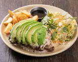 高級アボカド＆227gハーフポンド 直火焼きビーフ 100%プレミアムハンバーグステーキプレート（BURGERLION UTSUBO A GOGO）