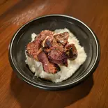 噛みしめるほどに旨い、実直な「厚切りタン」と白飯の丼（焼肉 ゆめや）