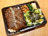 上カルビ弁当(サラダ、キムチ、ナムル付き)（ソウル物語）