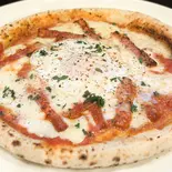 ベーコンと半熟卵のピザ（trattoria craft）