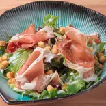 生ハムと濃厚チーズのシーザーサラダ（お好み焼き 鉄板焼き 縁むすび）