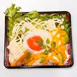 大和肉鶏とアボカドのサラダ丼（創 丸福）