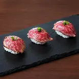 黒毛和牛肉寿司3貫（和牛すき焼きしゃぶしゃぶSakura）