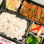 豚カルビ弁当돼지갈비도시락(スープ付き)（焼肉韓国料理 東大門）