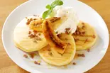 キャラメリゼバナナのパンケーキ(スープ付) Caramelized Banana Pancake (Comes with Soup)（gram 大須店）