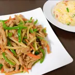 青椒肉絲と五目チャーハンのプレート（餃子太郎）