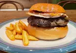 227gエッグバーガー EGG BURGERフレンチフライSサイズ付き With French fries S size（BURGERLION MEAT CRUSADERS）