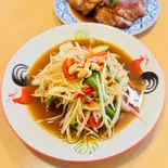 ソムタム・コラート(タイ東北風スパイシー青パパイヤサラダ・発酵魚ソース)ส้มตำโคราช ปลาร้า（シャムチャントラー）