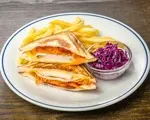【ランチ】大山鶏のスモークチキンとキャロットラペのホットサンド(紫キャベツコールスロー付き)（THE PUBLIC RED AKASAKA (ザ・パブリック・レッド・アカサカ)）
