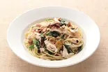 蒸し鶏とほうれん草の松の実のペペロンチーニ（カプリチョーザ 神戸モザイク店）