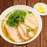 鶏肉のフォー Pho ga ( Chicken noodle soup ( PHO )（ベトナム料理フォーゴン栄店 PHO NGON SAKAE-TEN）