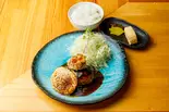 ポークハンバーグ弁当(ハンバーグソースカマンベールチーズのせ)（花ひらく）