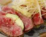 和牛のタタキとアボカドのカルパッチョ（肉ドコロ せい吾）