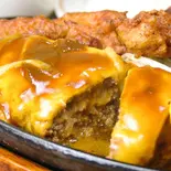 とろーりチーズの100%Beef手ごねハンバーグステーキ＆チャンピオン受賞の特製から揚げ2ピース ライス付き（グリルハンター五反田店）