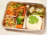 蟹パットポンカレー弁当ソフトシエルクラブ、ふわふわ卵とカレー粉で炒めปูผัดผงกระหรี่เบนโตะ生春巻きと春雨サラダ付き（プロォーイタイ料理）
