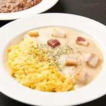 ゴロゴロベーコンのホワイトオムライス White Sauce Omelette Rice Mixed with Bacon（カフェ・ル・ポミエ）