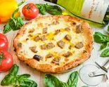 ソーセージと燻製チーズのビアンカ(Mサイズ25cm) Bianca of sausage and smoked cheese(M-Size 25cm)（ピッツェリア イルソーレ天三）