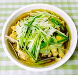 蒸し鶏ネギソースかけ（楽しい酒場·八鮮食堂）