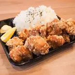 メガ盛り★鶏の唐揚げ弁当（カラオケ歌居屋）