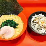 ラーメン + 赤家ライス(横浜家系ラーメン赤家新井薬師前店)