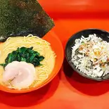 ラーメン + 赤家ライス（横浜家系ラーメン赤家巣鴨店）