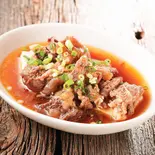 牛筋と豆腐の煮込み（ビアホイチョップ）