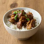 牛すじ煮込み丼 Stewed Beef Tendon Rice Bowl（トロじゅわ煮込食堂 豚角丸 糀谷）