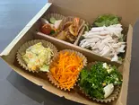 麹漬けむね肉の蒸し鶏 + 副菜5品(ご飯無しのおかずセット)(ALUCK)