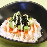サーモンアボカド丼(ハーフ)(本まぐろ中とろ切り落としと次の肉料理 マキバスタイル 芝浦店)