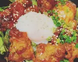 ヤンニョムチキン丼(温玉 付き)（ダイニング居酒屋 神戸 鶏バル Daining Izakaya Kobe Toribaru）