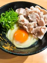 肉たましょうゆうどん(冷)（自家製さぬきうどんと肉 甚三 高田馬場店）