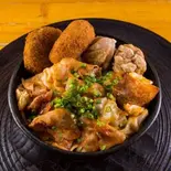 豚キムチ丼(唐揚げ2個、メンチカツ、クリームコロッケ)（満腹食堂 新栄店）